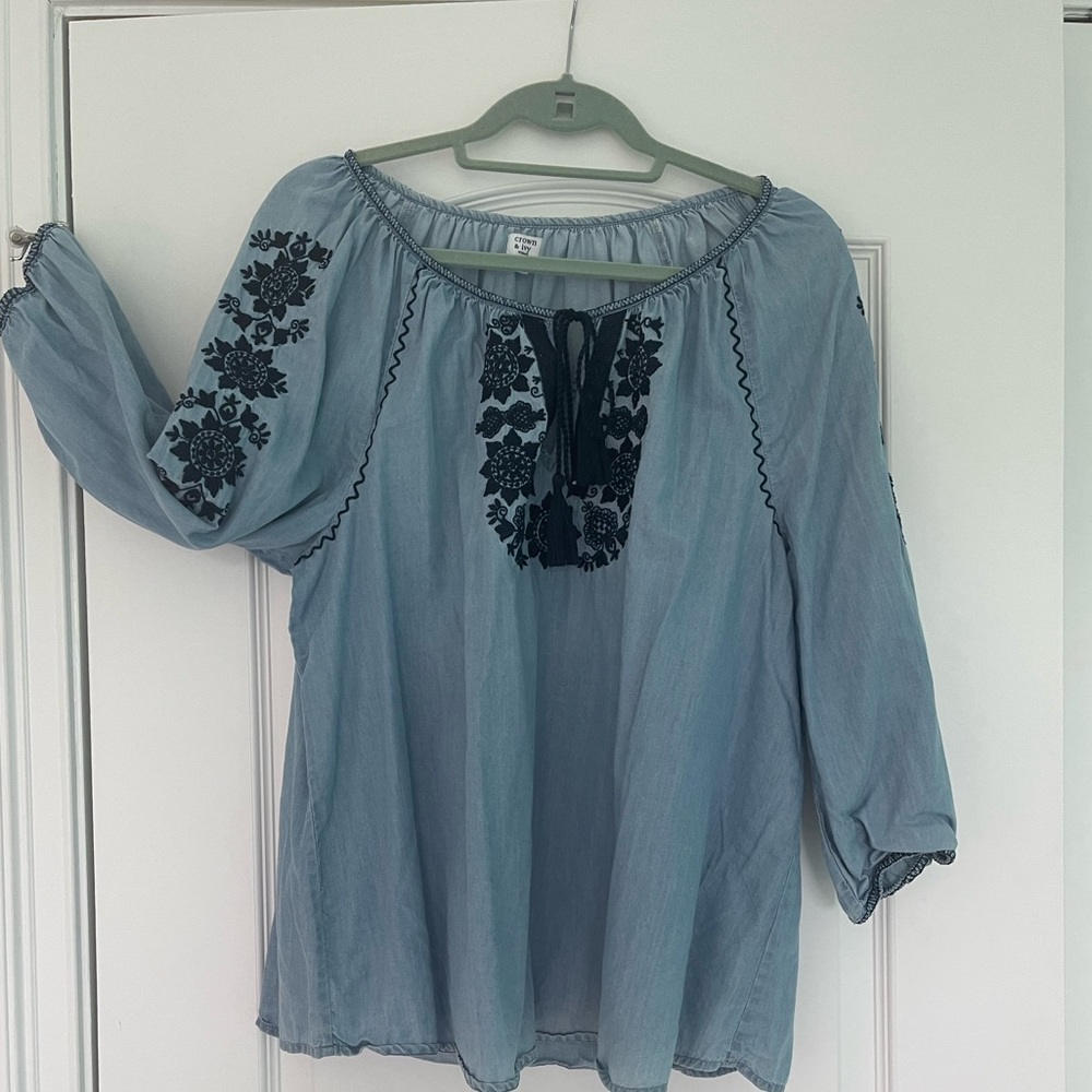 Size 2X Crown&Ivy chambray top, scoop neck with navy tie and embroidery BOHO!